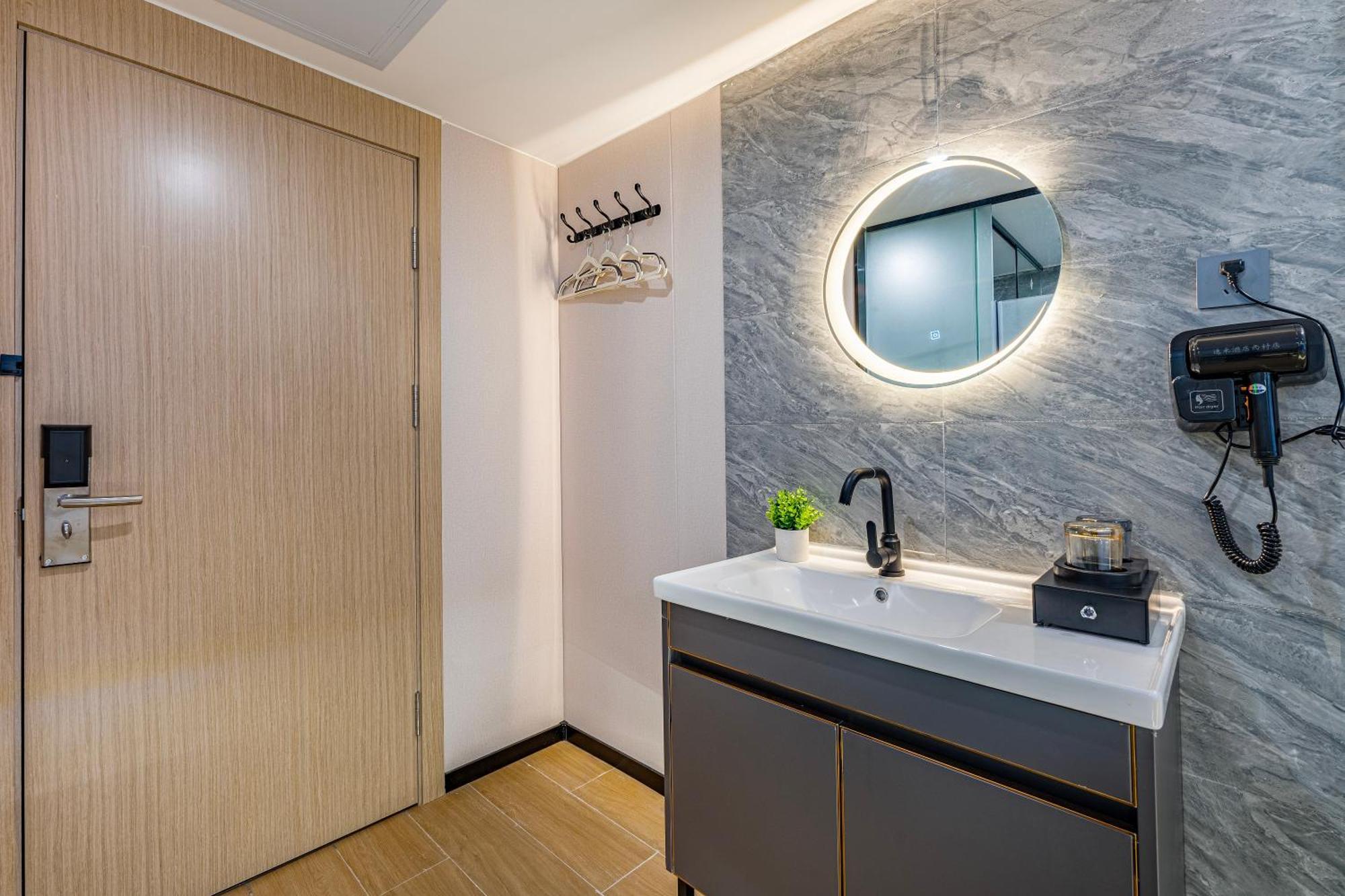 逸米酒店 -西村地铁站 Guangzhou Exteriör bild